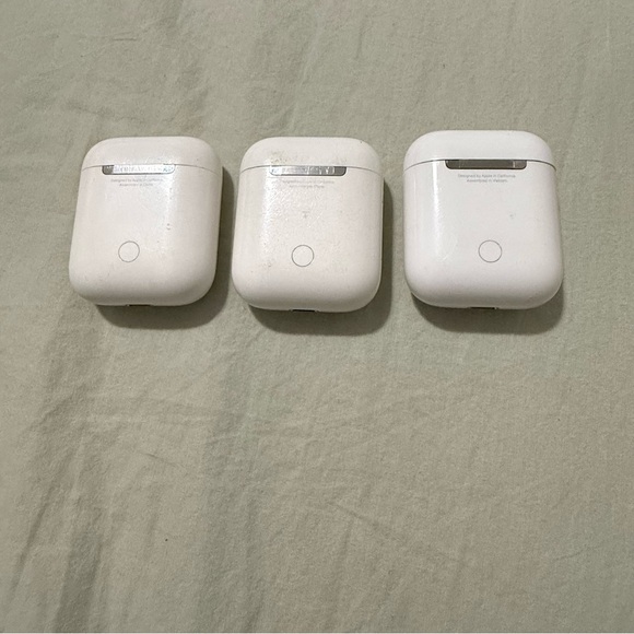 3- GENUINE Apple Airpods OEM Charging Case 1st Generation - Picture 4 of 6
